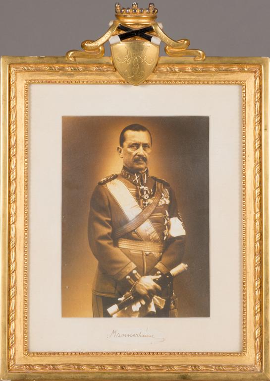 Tryckbild i ram, marsalk Mannerheim.