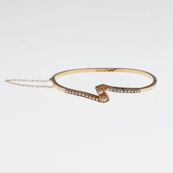 ARMRING, 18K guld, pärlor. Möjligen John Petterson Stockholm 1914. Vikt 7,4 g.