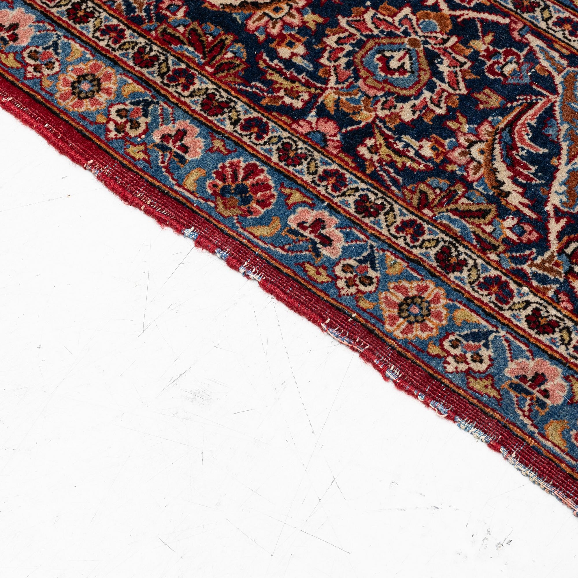 A semi-antique carpet, Kashan, c. 310 x 215 cm.
