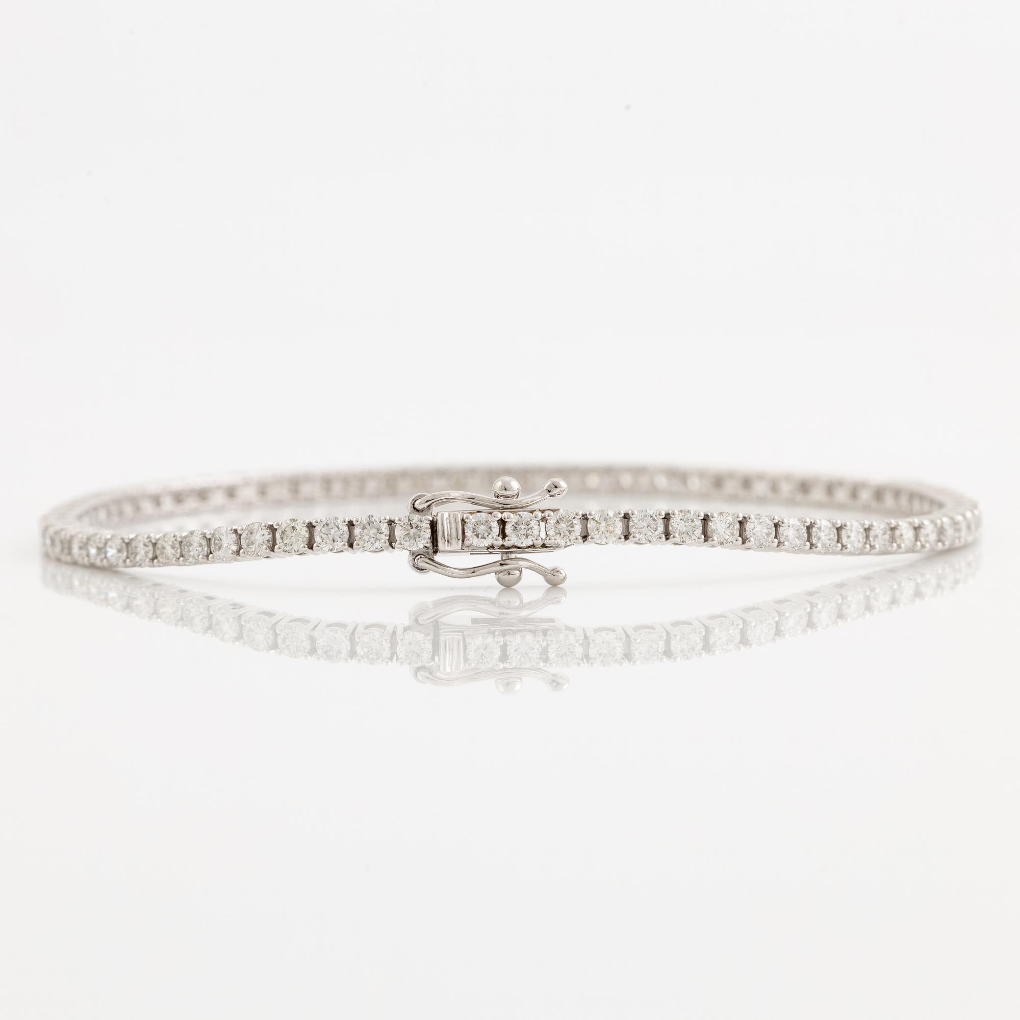 Tennis bracelet 18K white gold with brilliant-cut diamonds.