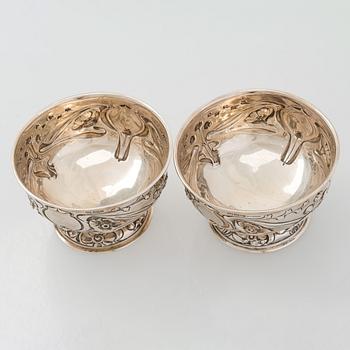 A pair of sterling silver bowls, M&W Sheffield, 1902.
