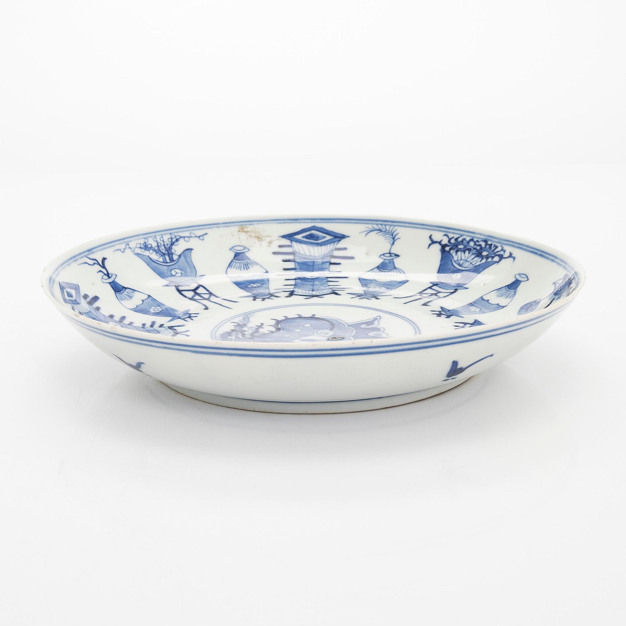 A blue and white 'antique' porcelain dish, China, late Qing dynasty.