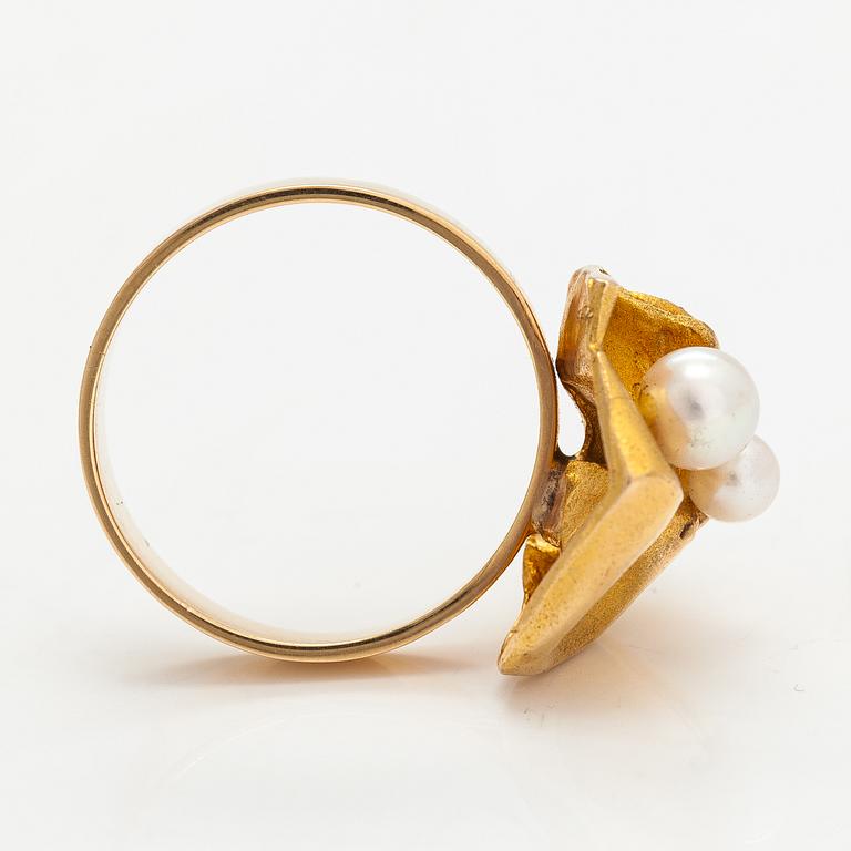 Björn Weckström, A 14K gold ring "Broken leaf" with cultured pearls. Lapponia 1967.