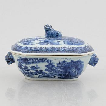 A blue and white small tureen with cover and stand, Qing dynasty, Qianlong (1736-95).