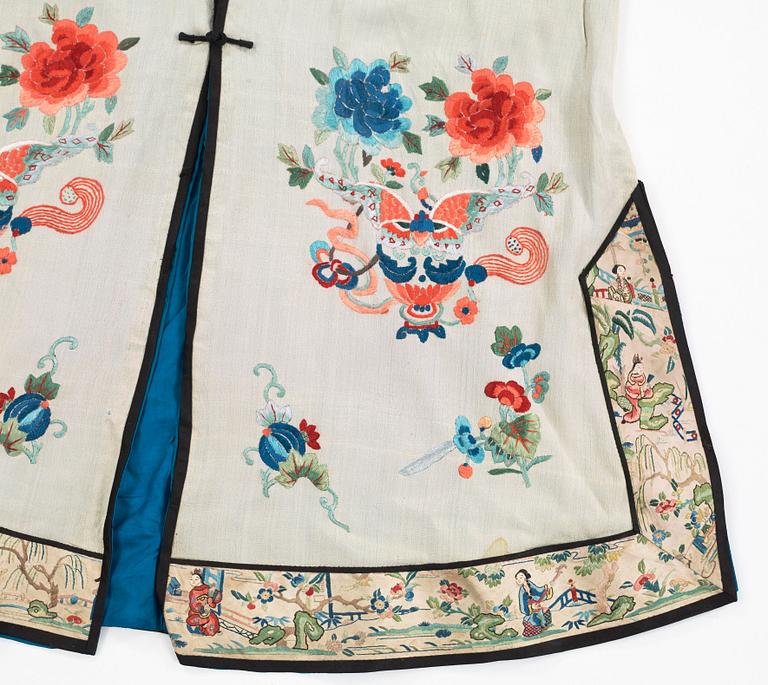 ROBE, silk. Height 100 cm. China, first quarter of the 20th century.