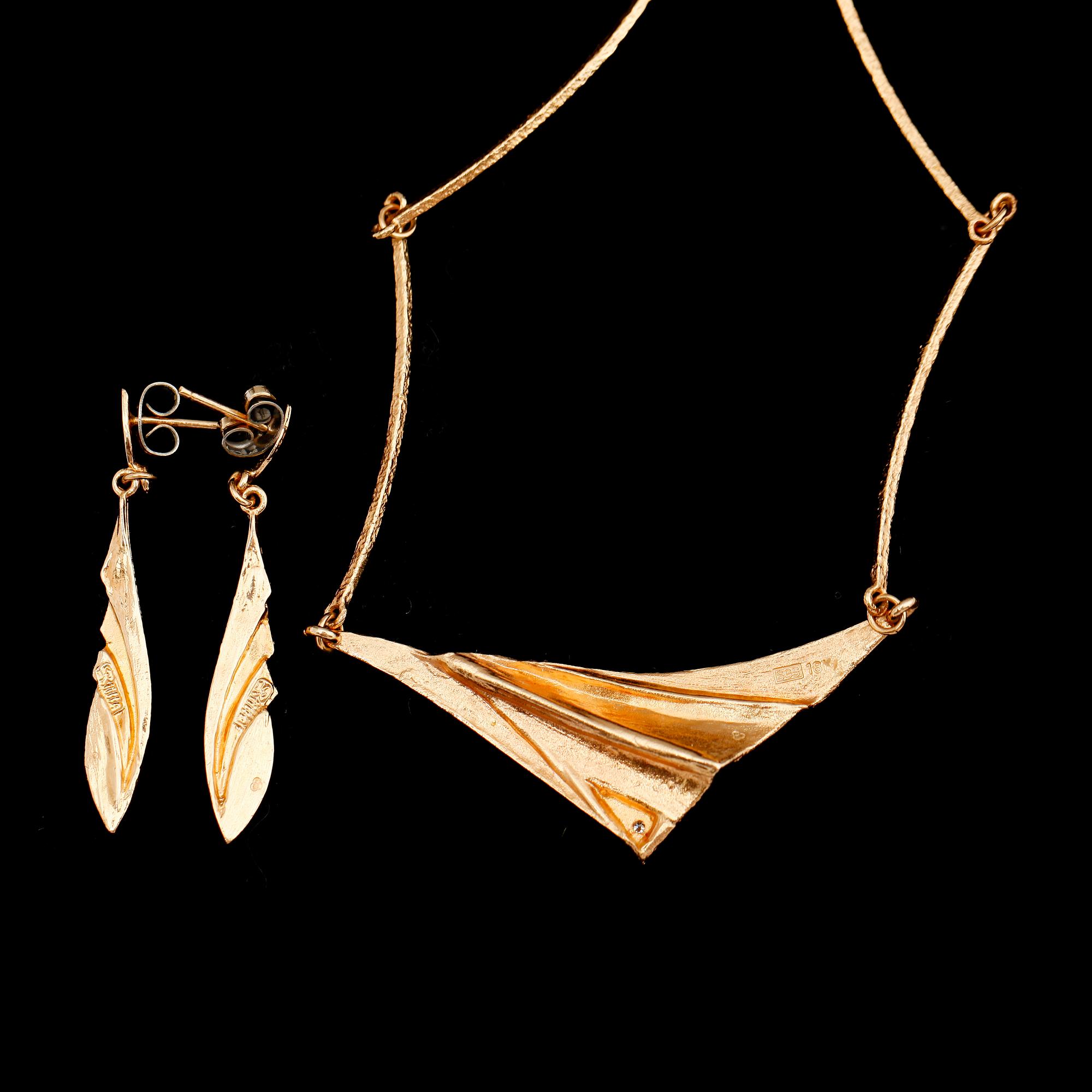 COLLIER samt ÖRHÄNGEN, 1 par, 18 k, Riitta Hakala, Tammi, Finland. Vikt ca 12 g.