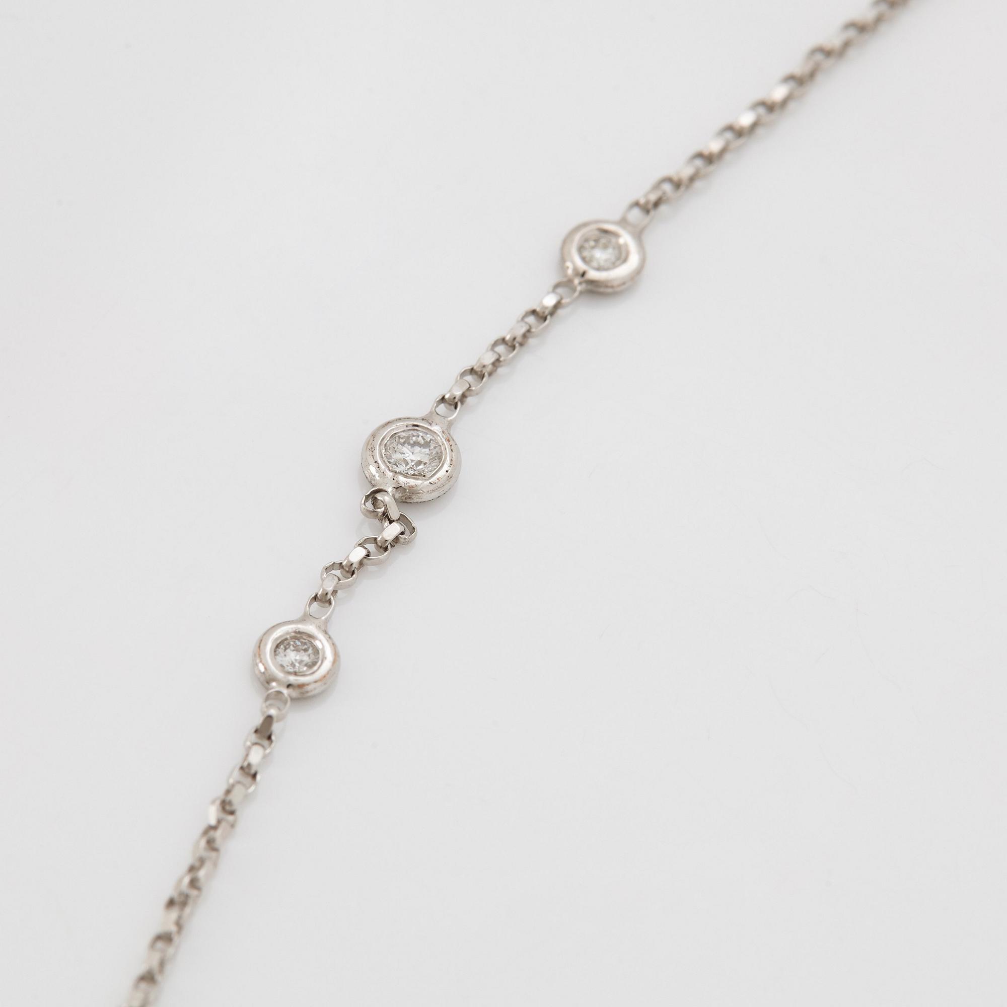 A diamond long chain in 18K white gold set with round brilliant-cut diamonds.
