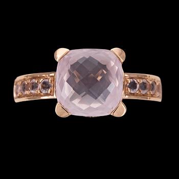115. RING, checker- och rundslipad rosenkvarts,18k rosa guld. 2000-tal.