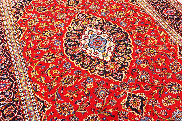 A Kashan carpet, a. 305 x 200 cm.