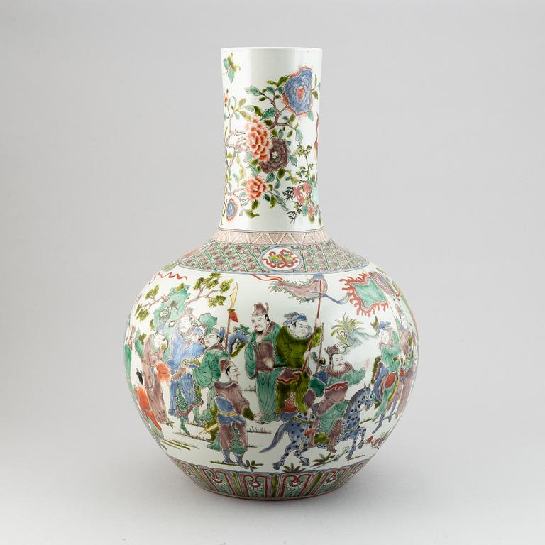 Vas, porslin, Kina, sen qingdynasti, omkring år 1900.