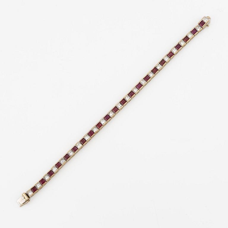 Armband 18K vitguld med rubiner och prinsesslipade diamanter.