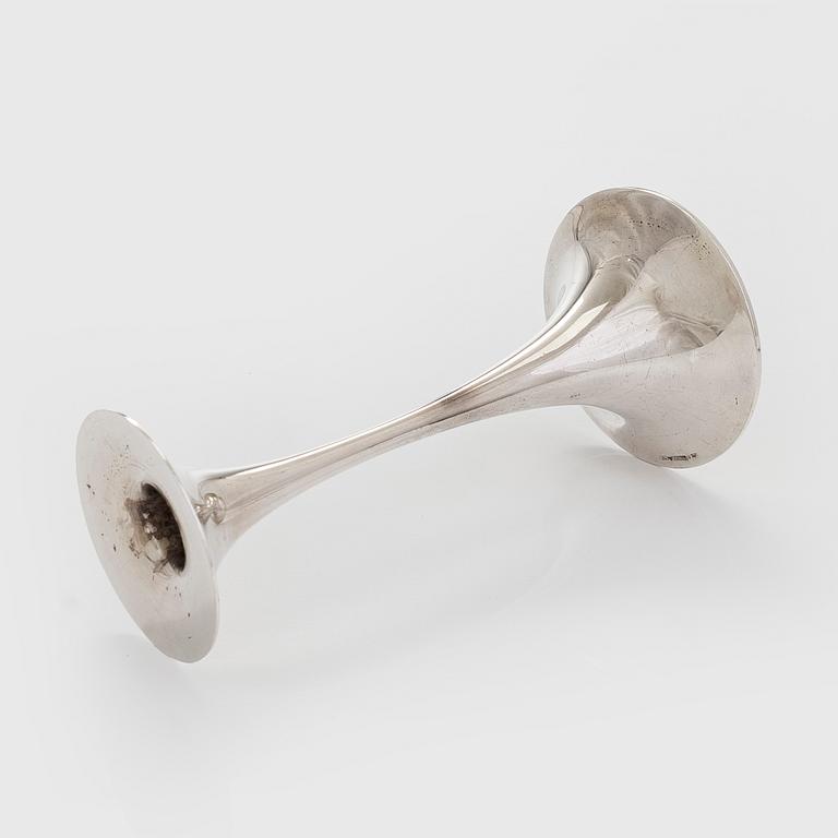 Tapio Wirkkala, kynttilänjalka, hopeaa, "Trumpetti", Kultakeskus, Hämeenlinna 1991.