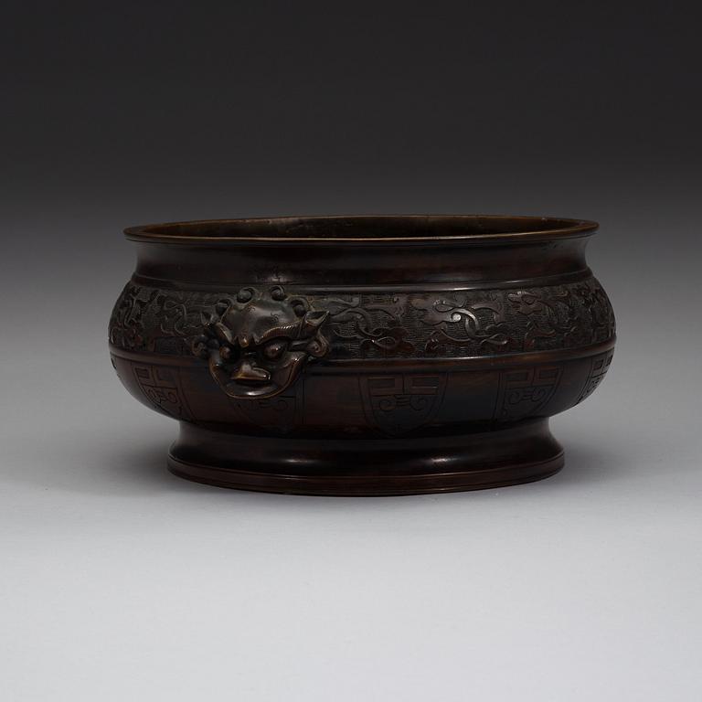 A bronze censer, Qing dynasty.