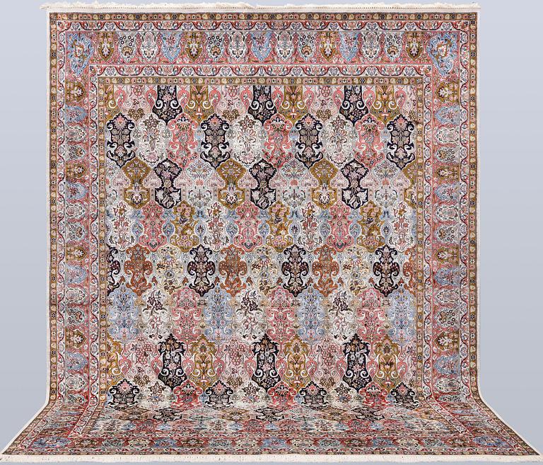 Matta, silke, Kashmir, ca 357 x 274 cm.