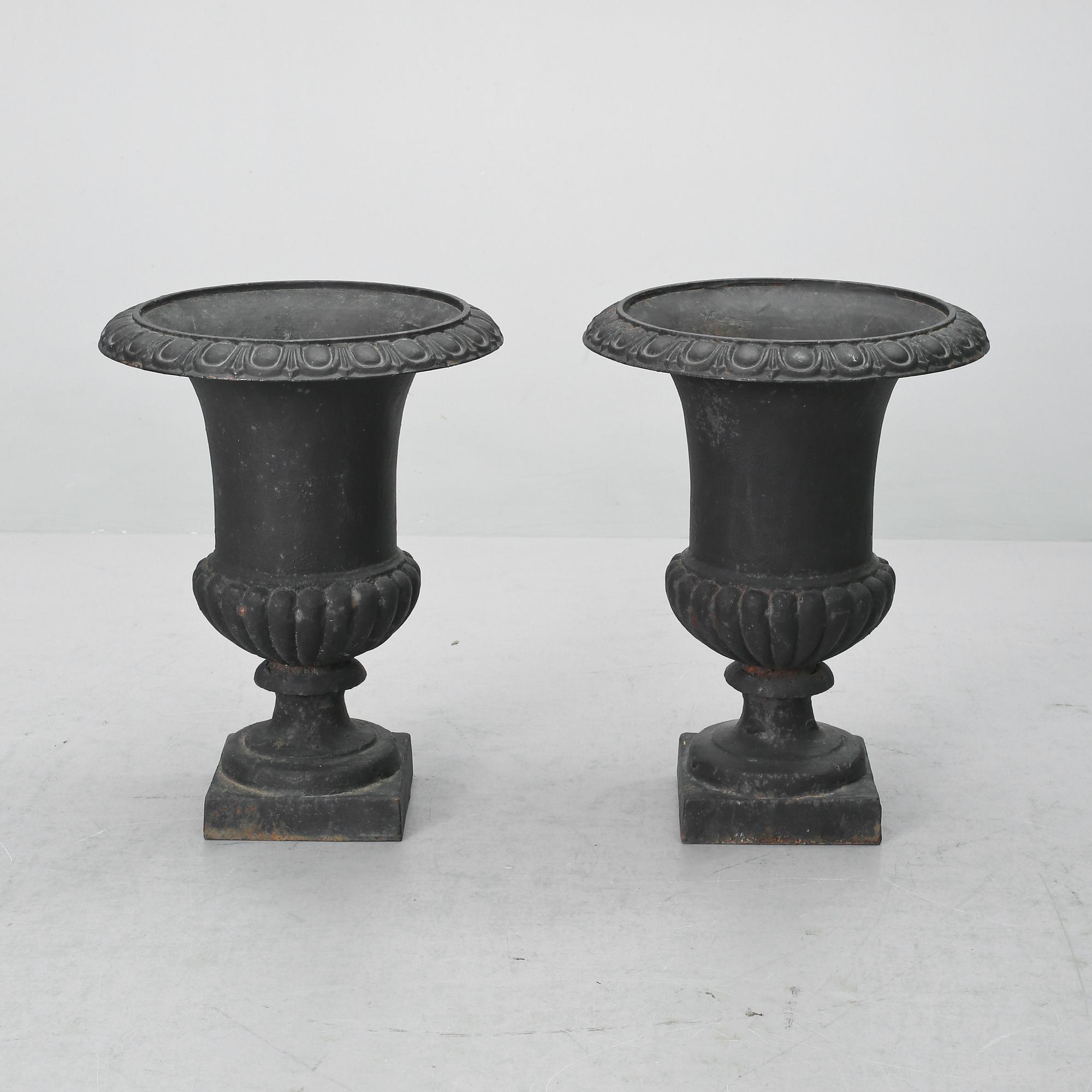 TRÄDGÅRDSURNOR, ett par, 1900-tal.