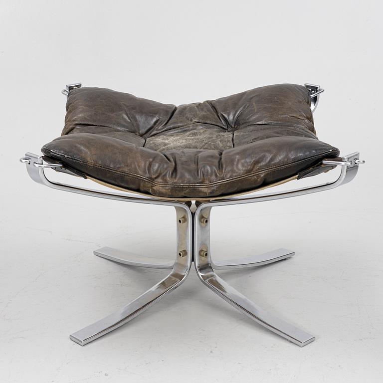 Sigurd Ressel, a pair of 'Falcon chair' easy chairs with an ottoman, Vatne Möbler, Norway, 1970s.