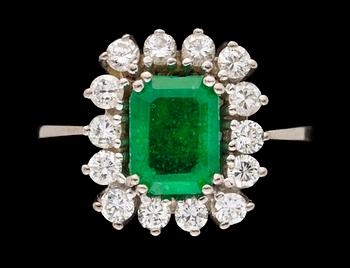 673. RING SMARAGD OCH BRILJANTSLIPADE DIAMANTER.