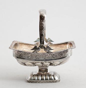 GREPSKÅL, silver, stämplad Modig, Ryssland, 1800-talets första hälft. Vikt ca 354 gram.