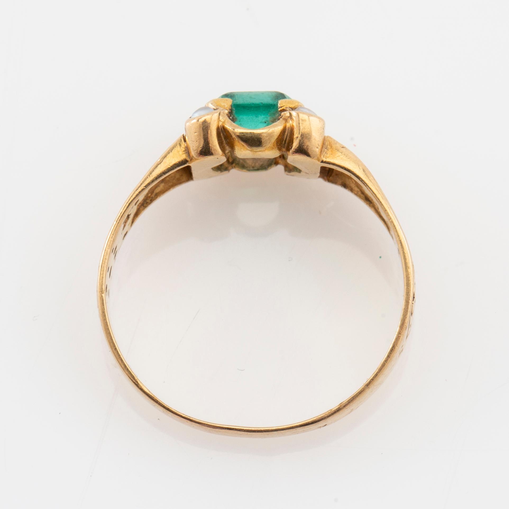 Ring in 18K gold with a step-cut emerald and seed pearls.