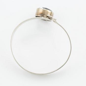 Armring och ring, silver och bergkristall och syntetisk vit sten.