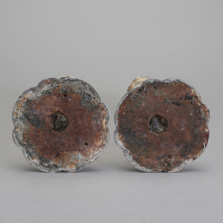 LJUSSTAKAR, ett par, pläter. Rokokostil, troligen England, 1800-talets andra hälft.