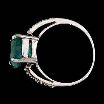 RING, 14 k guld, smaragd ca 6.80 ct, diamanter tot ca 0.10 ct.