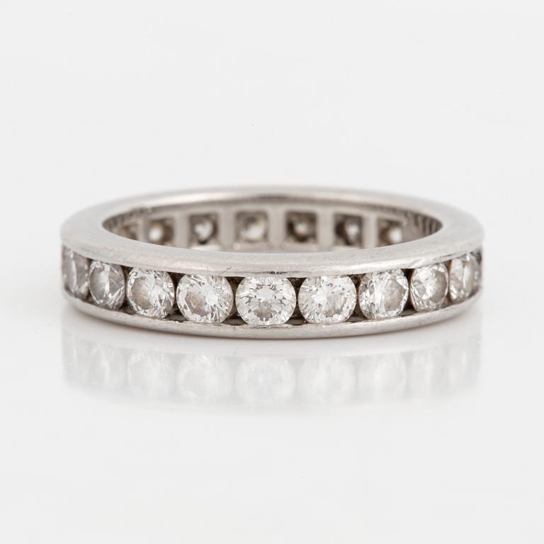 TIFFANY whole eternity ring, platinum with 20 diamonds approx 2 cts.