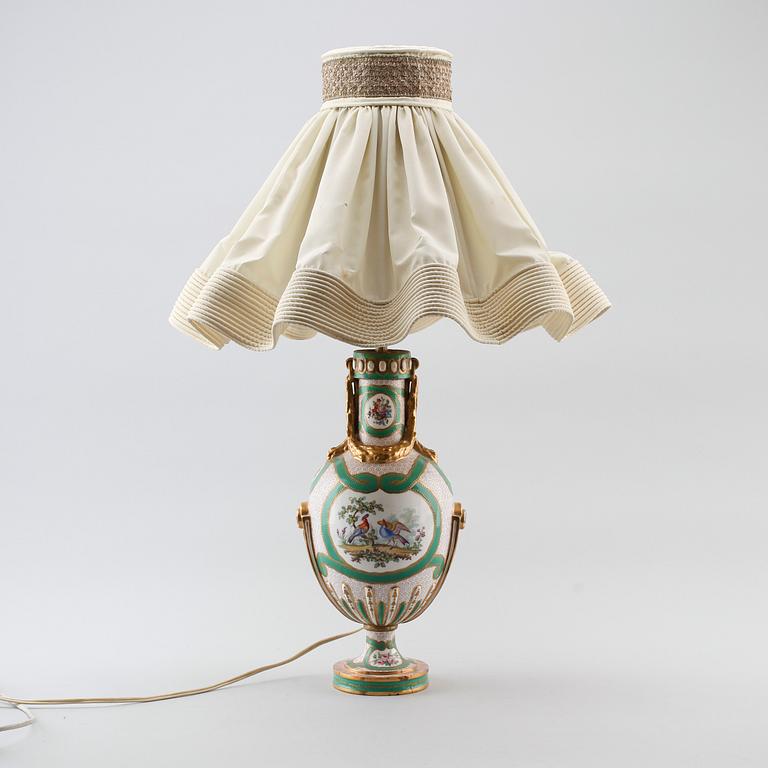 BORDSLAMPA, porslin, Berlin, 1900-talets första hälft.