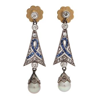 Örhängen, platina, 18K guld, gammalslipade och rosenslipade diamanter, syntetiska safirer och pärlor.