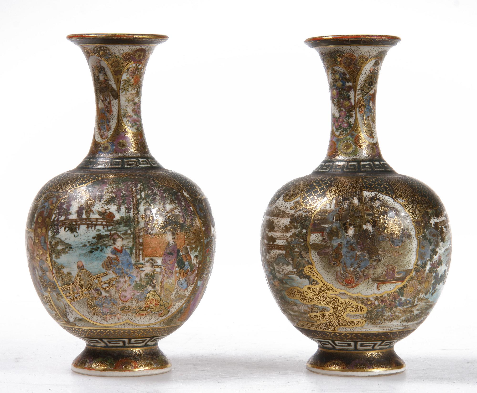 VASER, ett par, flintgods, satsuma, Japan, 1800/1900-tal.