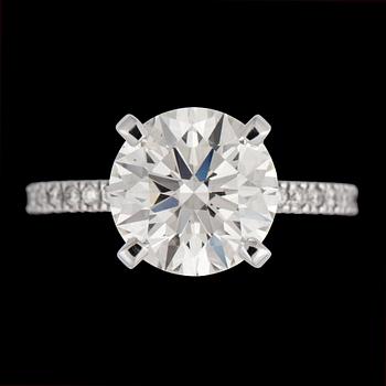 1205. A brilliant cut diamond ring, 4.10 cts, and smaller brilliant cut diamonds, tot. 0.36 cts.