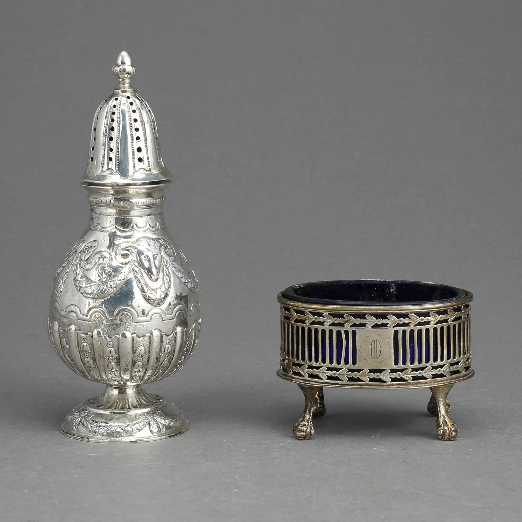 SOCKERRUSKA samt SALTKAR, silver, Sverige samt England, 1900-talets första hälft. Vikt ca 216 gram.