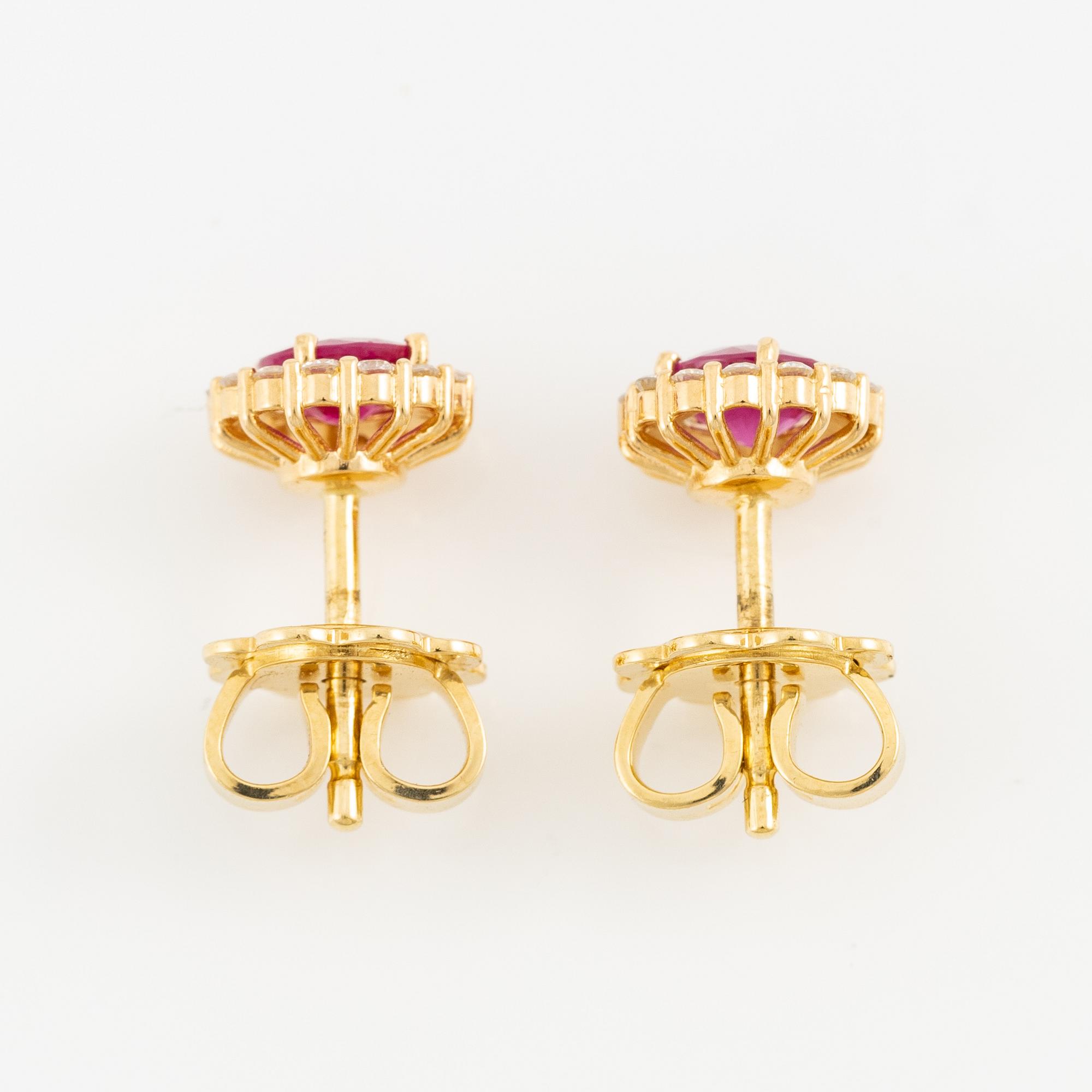 Örhängen 18K guld med rubiner och briljantslipade diamanter.