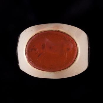 RING, 14K guld, graverad karneol. Gravfynd från Mykene, ringen gjord i Finland. Vikt ca 7,4 g.