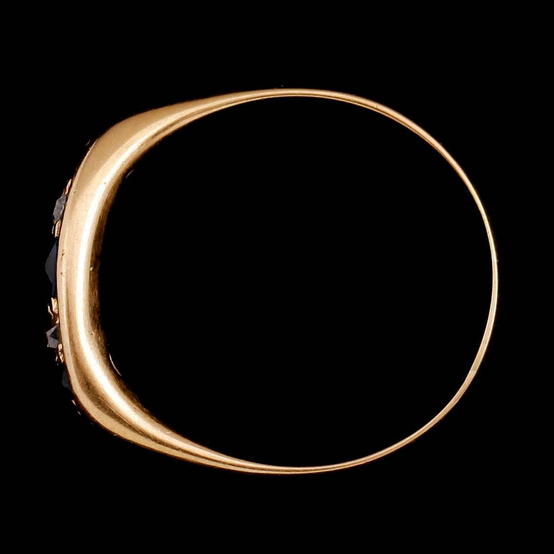 RING, 18 k guld, med 3 safirer och små diamanter, England, 1900-talets första hälft. Vikt ca 2 gram.