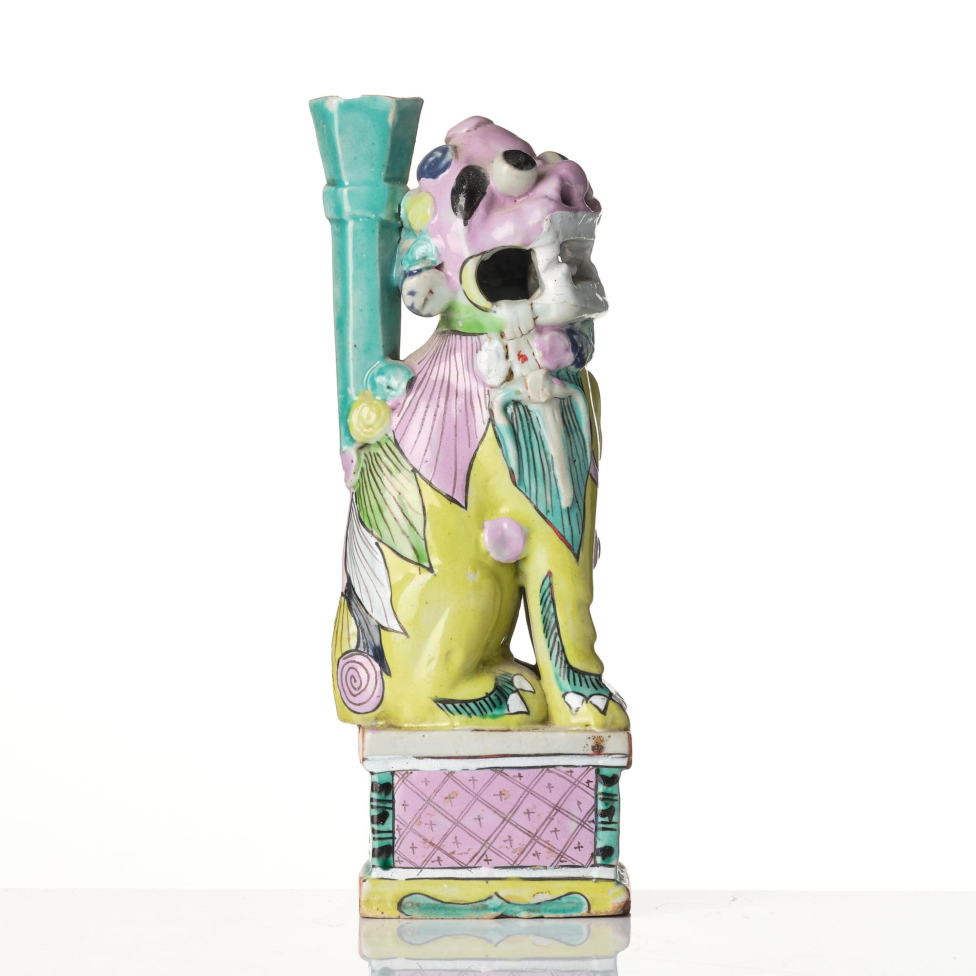 A Chinese famille rose porcelain joss stick holder, Qing dynasty, 18/19th century.