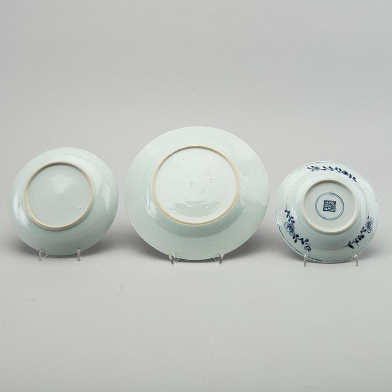 TALLRIKAR 13 st samt ASSIETTER 4 st och BÄRTALLRIKAR 2 st Kina Qianlong (1736-95) och äldre porslin.