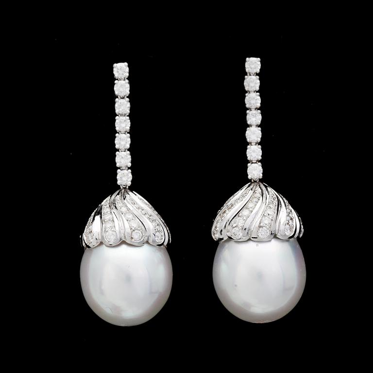ÖRHÄNGEN, odlade South sea pärlor, 14, 4 mm. med briljantslipade diamanter, tot. ca 1.45 ct.