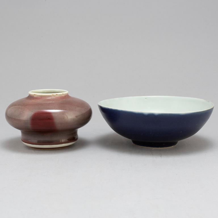 A bowl and a Chinese jar, Qing dynasty and 20th century.