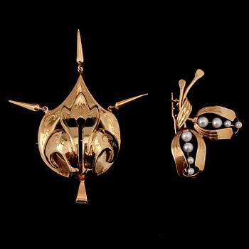 BROSCHER, 2 st, 18k guld samt 8 odlade pärlor, Stockholm, 1950-tal. Vikt 8 g.