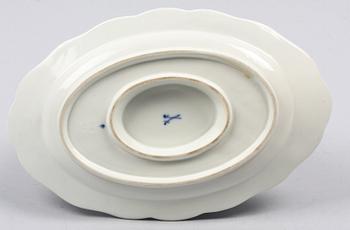 TERRIN MED SKED, porslin, Meissen.