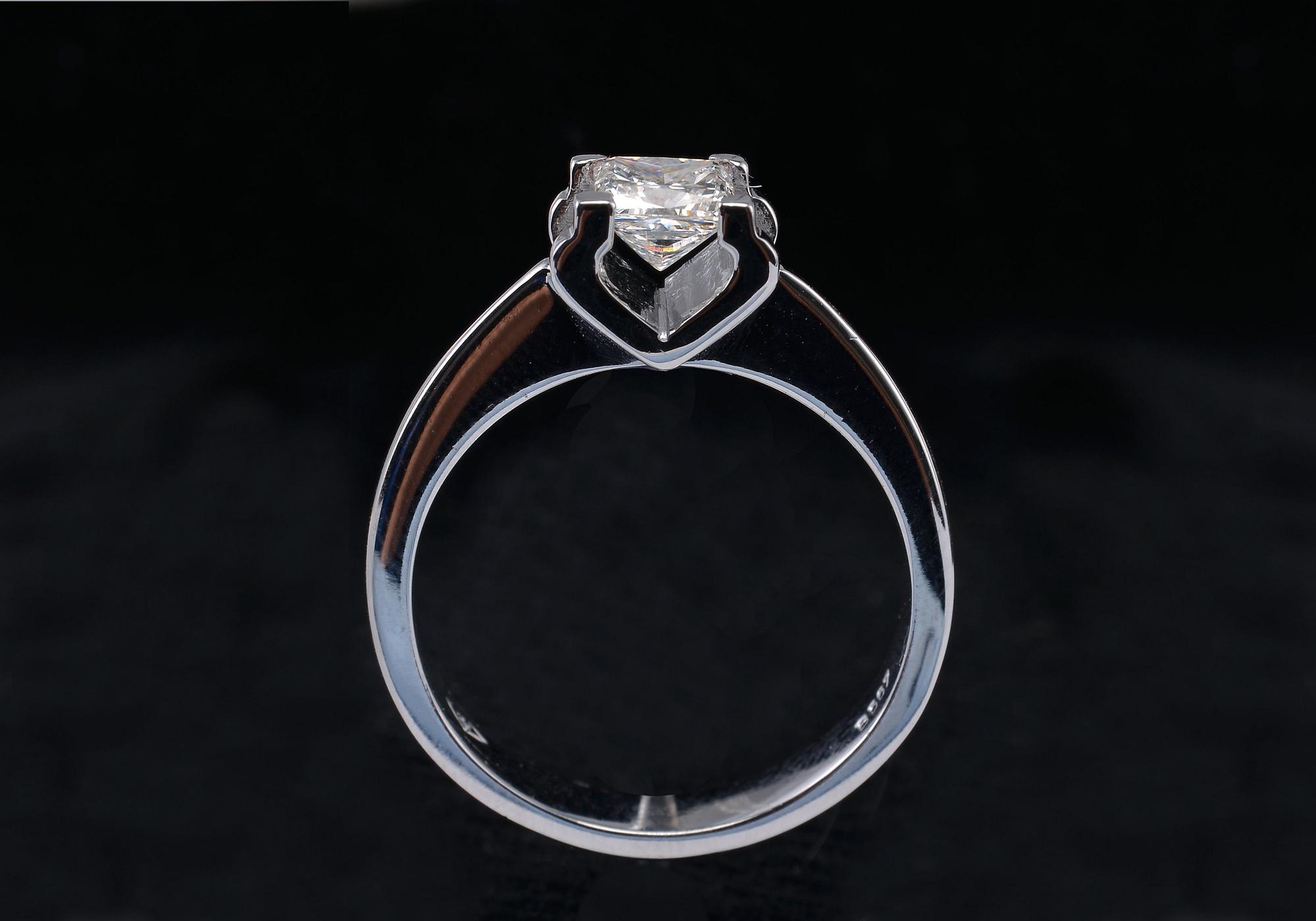 SORMUS, prinsesshiottuja timantteja 0.71 ct. H/vvs1 laserkaiverrettu ID nro. GIA todistus 18K valkokultaa, paino 5,1 g.