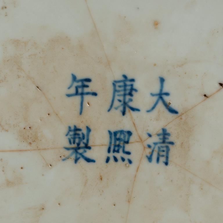 URNA med LOCK, porslin. Sen Qing dynastin, 1800-tal med Kangxis sex karaktärers märke.