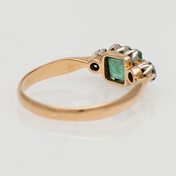 RING, fasettslipad smaragd, 16/16 slipade diamanter. G. A. Amberg, Helsingfors 1937.