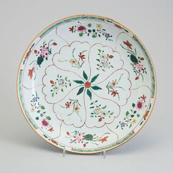 A famille rose export porcelain dish and a pair of plates, Qing dynasty, Qianlong (1736-95).