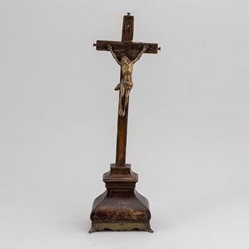 KRUCIFIX, mörkbetsat trä med inläggningar av mässing, 1700-tal.