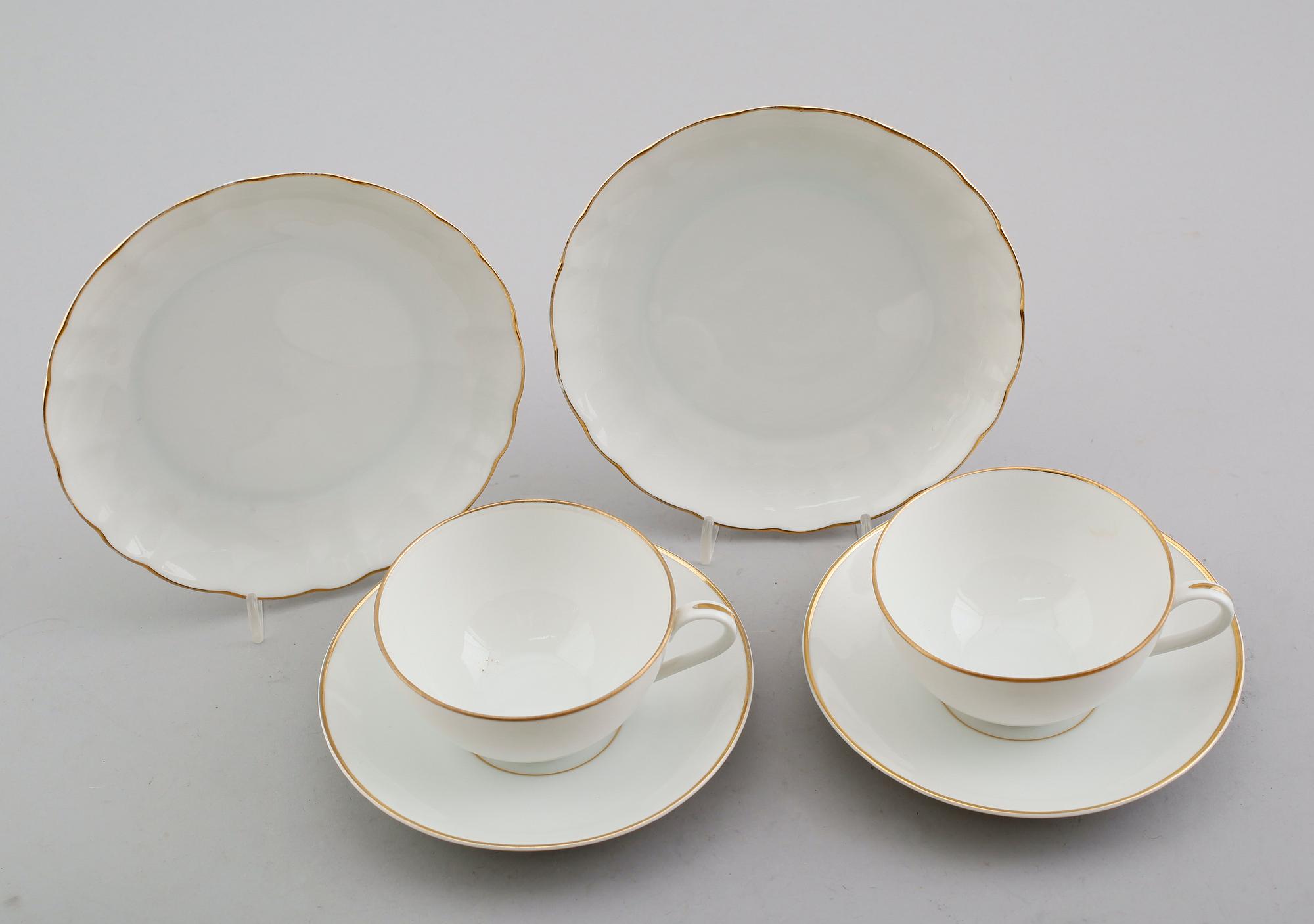 TEKOPPAR MED FAT, 13 st, SAMT ASSIETTER, 14 st, porslin, ALP, Lidköping.