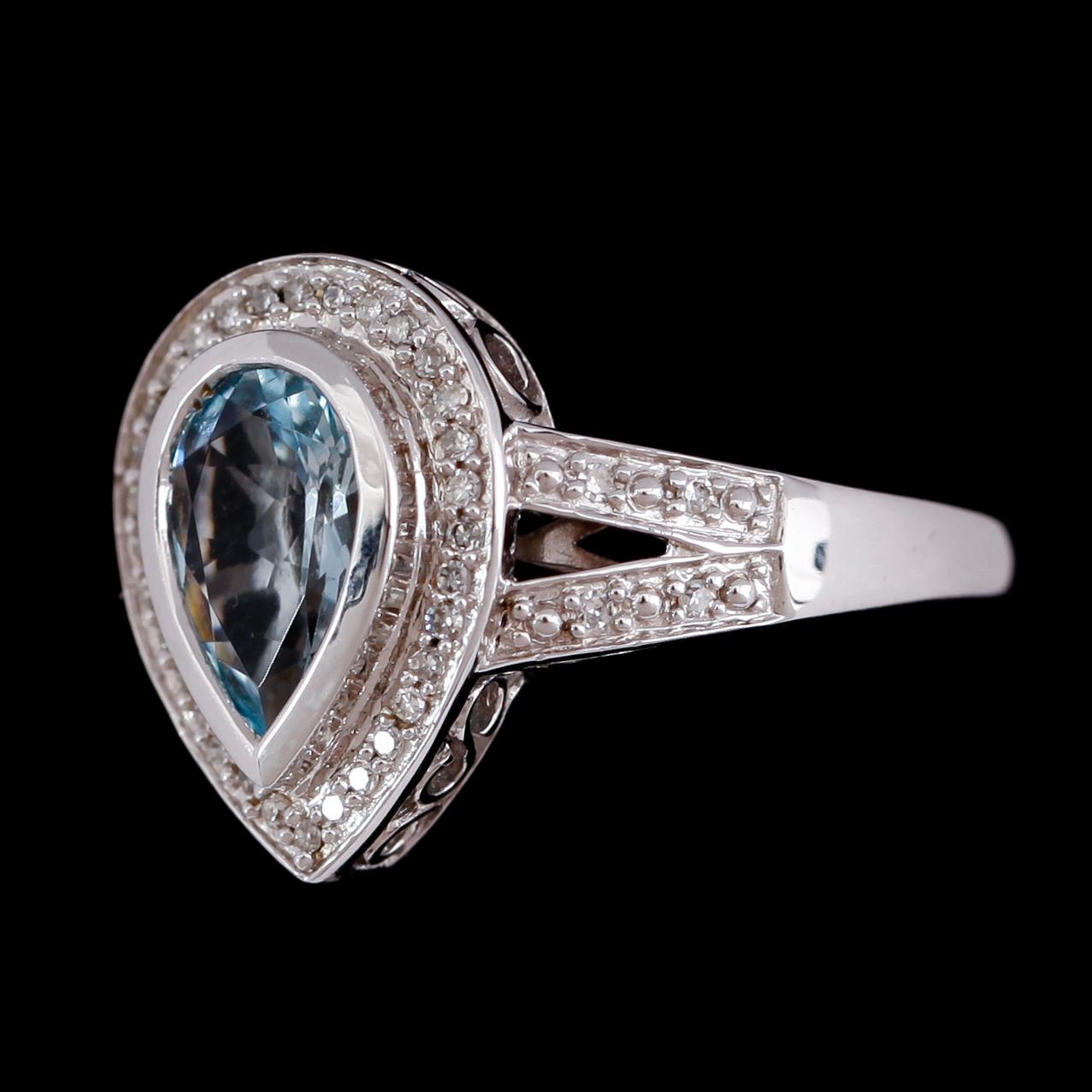 RING, 14 k vitguld, ljusblå topas, briljantslipade diamanter tot ca 0.12 ct.