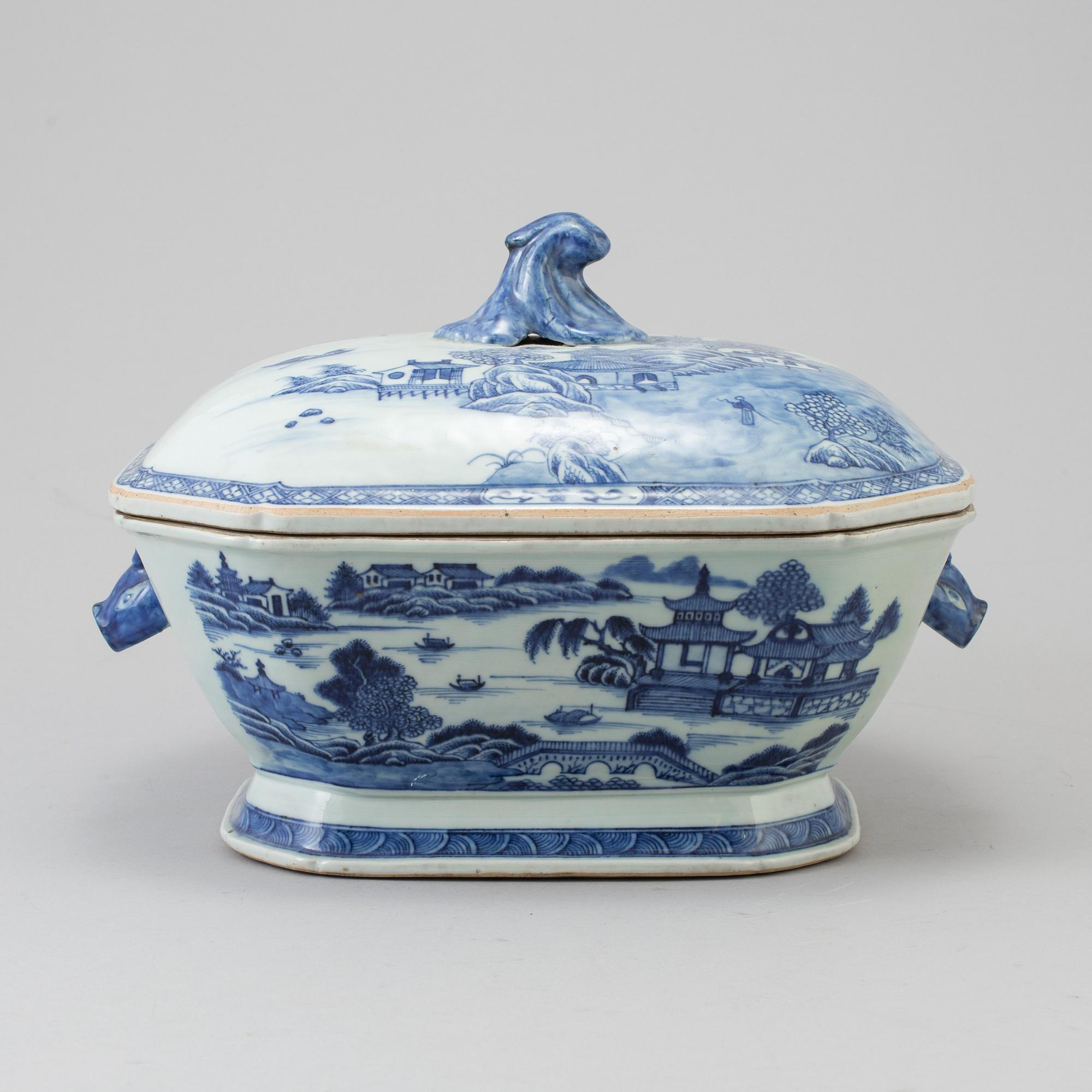 A Chinese export porcelain blue and white tureen and cover, Qianlong (1736-1795).