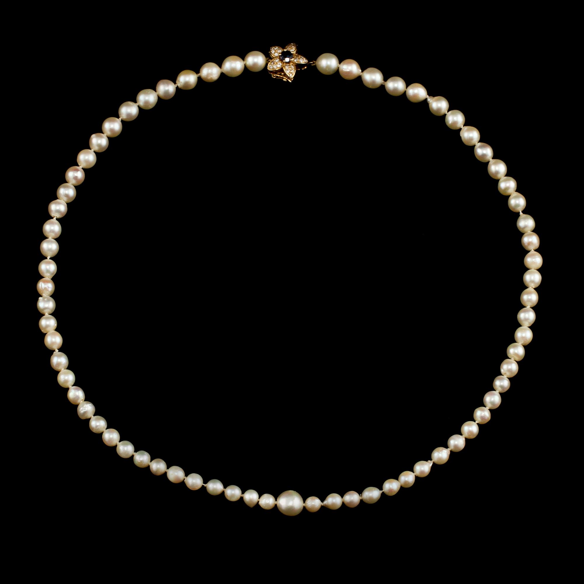COLLIER, odlade pärlor, lås i 14k guld med 25 små briljantslipade diamanter samt fasettslipad blå safir.